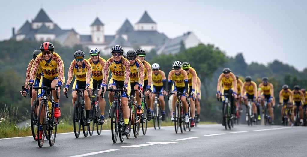 Radsportler vor der Augustusburg im September 2021 für die Kulturhauptstadt 2025 und das Projekt „European Peace Ride“.