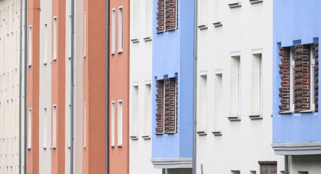 Blick auf Mehrfamilienhäuser in der Innenstadt.