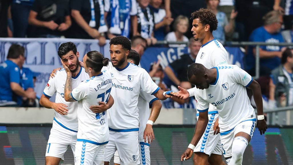 Ein Küsschen von Baris Atik gab es für Mo El Hankouri (l.) auch noch nach seinem Traumtor gegen Hertha für den FCM.