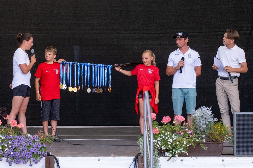 Im Gespräch auf der Bühne: Weltmeisterin Paulina Pirro (links) und ein Teil ihrer Medaillen und Olympiasieger Thomas Schmidt (2.v.r.).