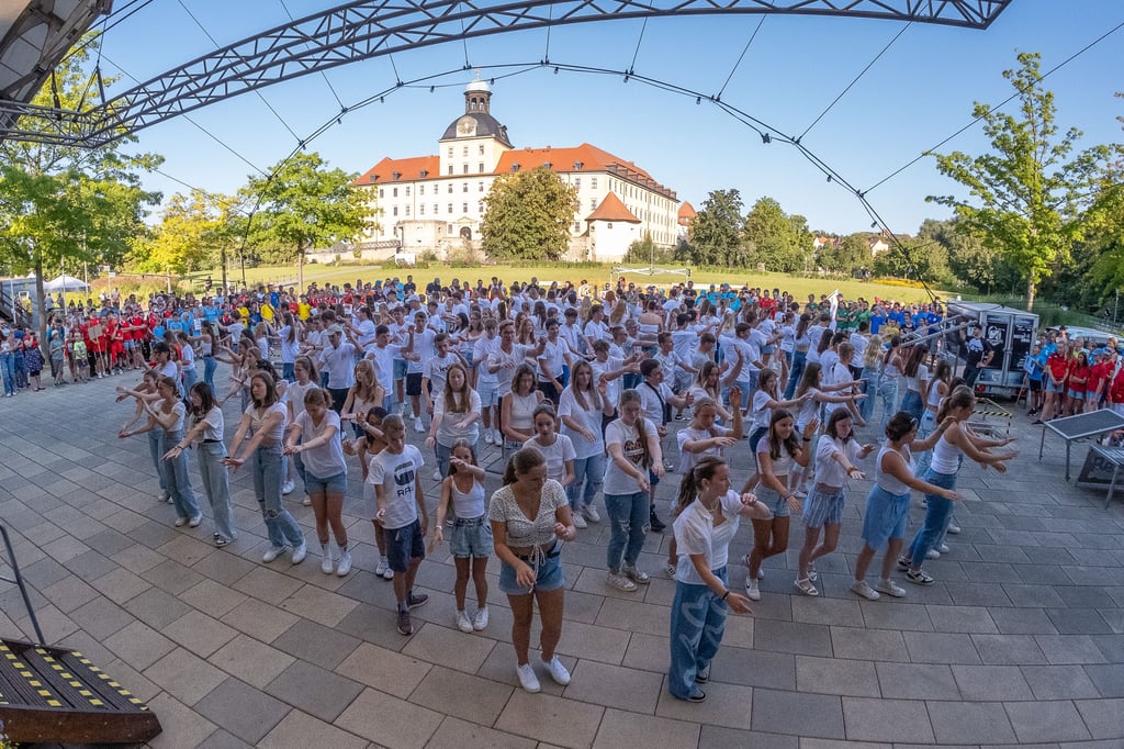 Schüler des Geschwister-Scholl-Gymnasiums mit ihrem Flashmob.