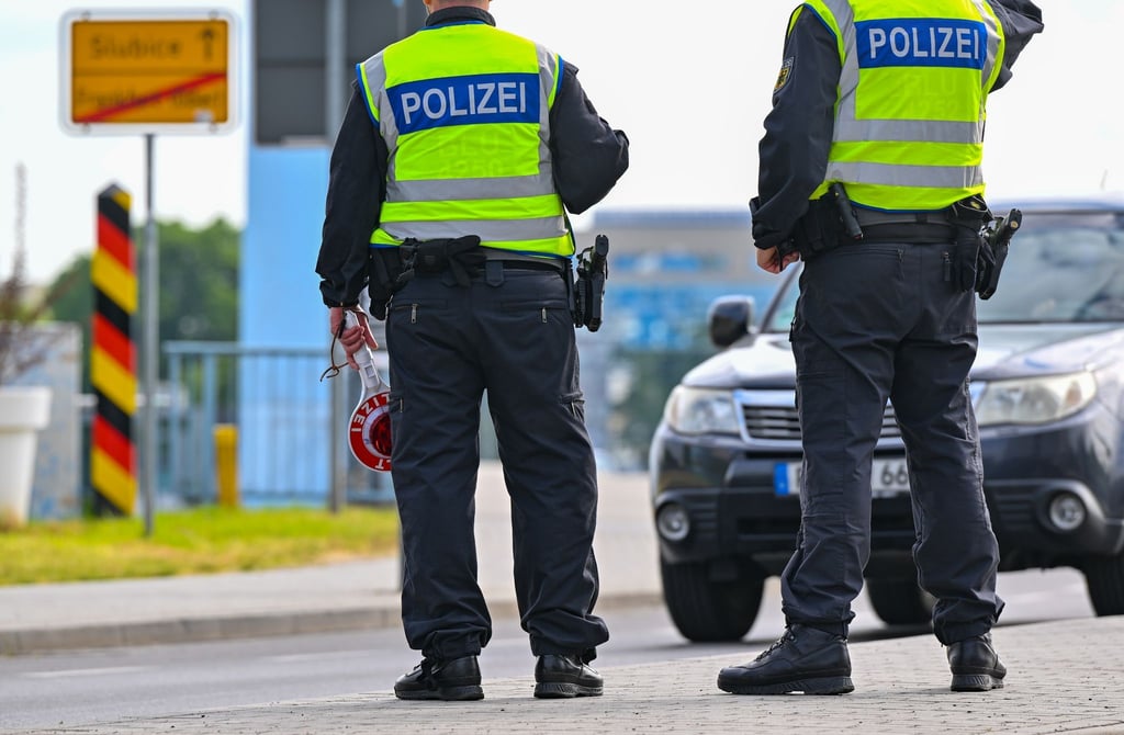 Beamte der Bundespolizei stehen an der deutschen Grenze.