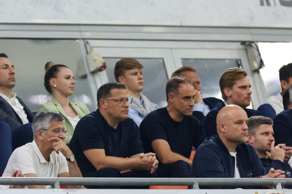 Leipzigs Sport-Geschäftsführer Max Eberl (4.v.l.), Red-Bull-Geschäftsführer Oliver Mintzlaff und Leipzigs Sportdirektor Rouven Schröder (unten/r).
