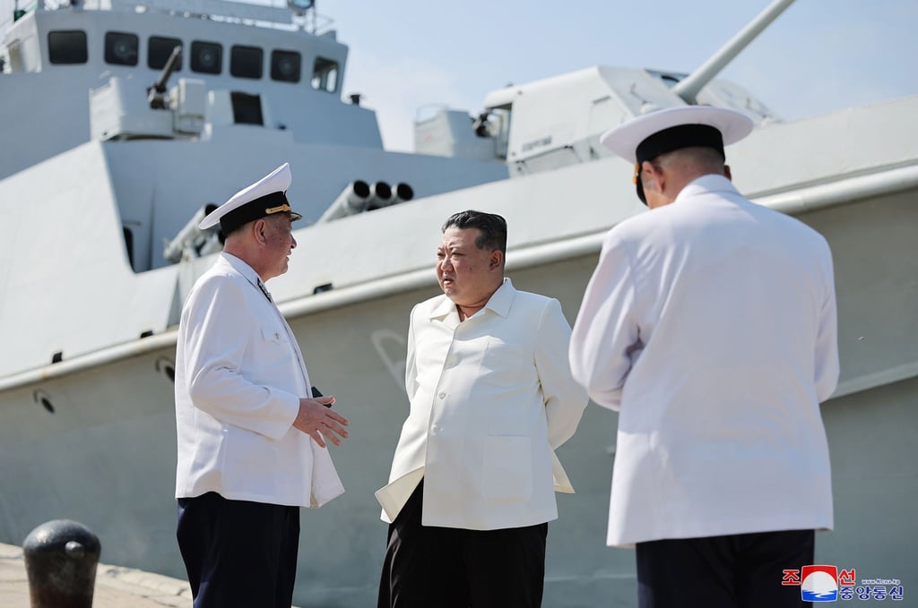 Nordkoreas Kim Jong Un beim Besuch einer Marine-Einheit.
