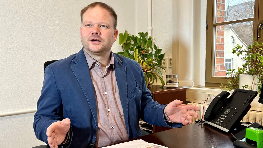 Martin Zbyszewski ist Bürgermeister in Könnern und nicht erfreut über das Umfrageergebnis.
