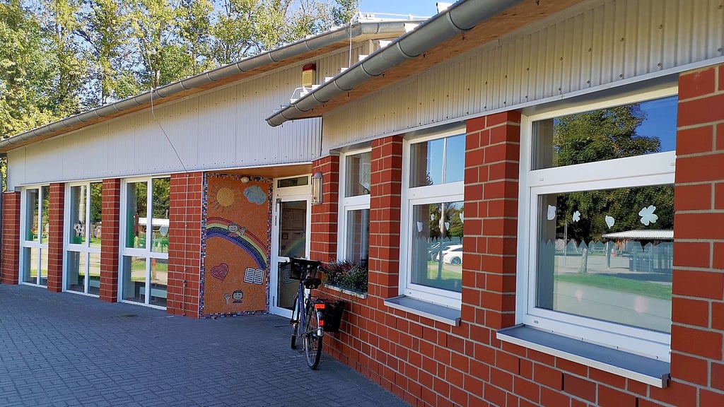 Der Eingangsbereich der Förderschule unterm Regenbogen in Salzwedel – die Einrichtung verzeichnet stark wachsende Schülerzahlen und leidet unter Platzmangel.