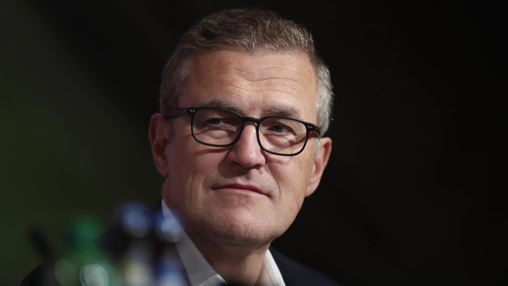 Bayern-Boss Jan-Christian Dreesen will bei Transfers zwischen RB-Klubs ganz genau hinschauen.