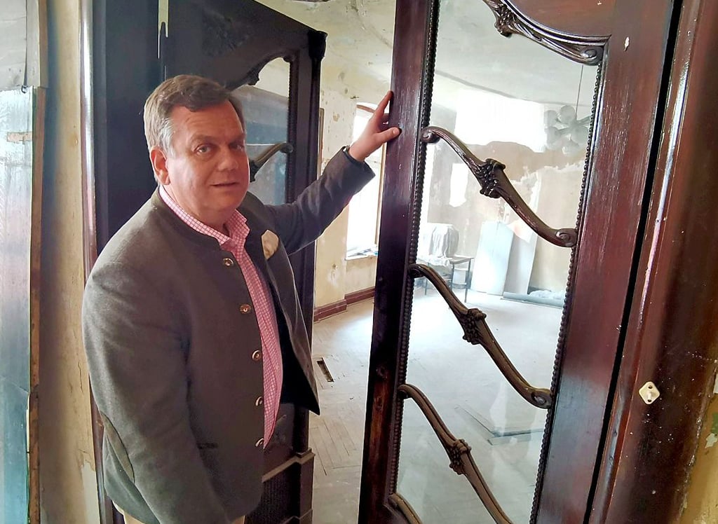 Der CDU-Landtagsabgeordnete Alexander Räuscher hat den einstigen Stammsitz des Möbelhauses Unger in der Marktstraße 2 gekauft und führt Neugierige gern durch das Gebäude.