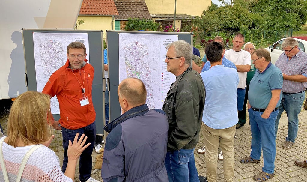 Projektsprecher Axel Happe von 50Hertz versuchte, die Fragen der Bürger in Potzehne zu beantworten.