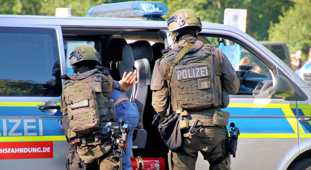 Nach dem Einsatz wird der Schütze durch SEK-Beamte vor den Augen Hunderter Zuschauer abtransportiert.