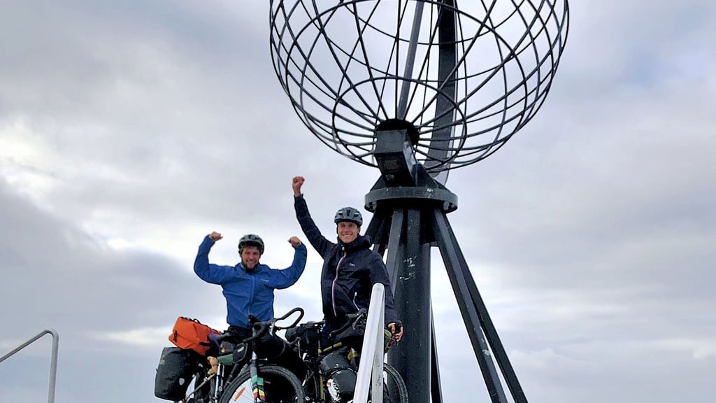 Geschafft! Julian und Elias haben das Nordkap erreicht. Ein Pflichttermin vor Ort: Das Erinnerungsfoto am Globus.