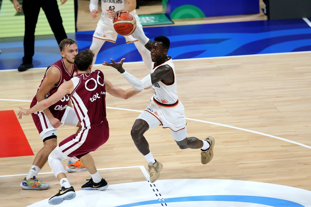Dennis Schröder (r) ist der Star des deutschen Teams.