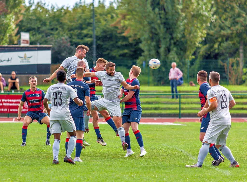 Victoria und Coswig - hier fällt im Punktspiel der 3:2-Siegtreffer für Victoria - gehören zu den Cupfavoriten.