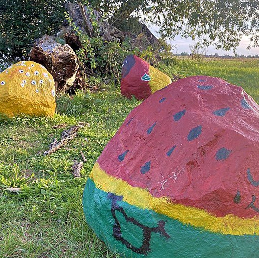 In Melonen und Fische haben sich dank der Bemalung Findlinge am Wegesrand verwandelt.