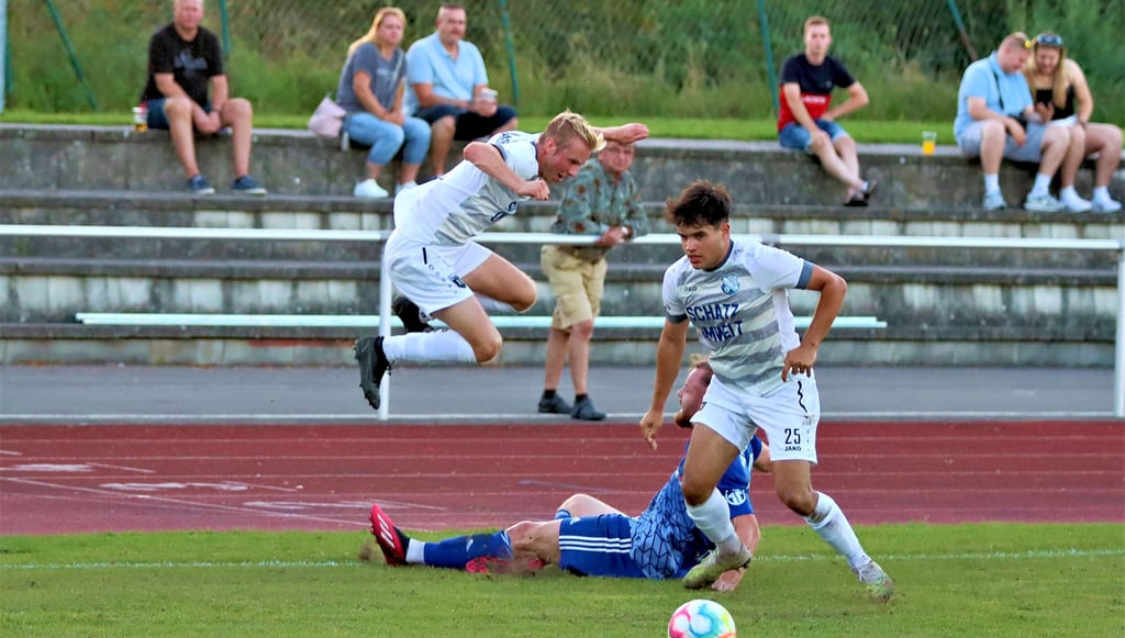 In den Zweikämpfen ging es zur Sache. Hier bekommen es Eric Hildebrandt (links) und Gabriel Schneider mit einem Gästespieler zu tun.