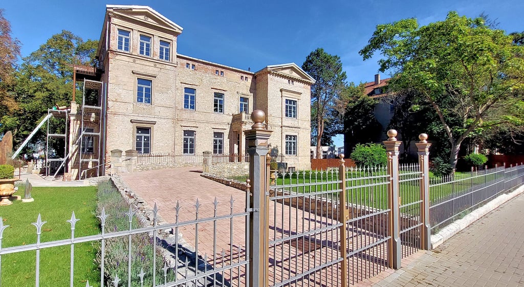 Obwohl die alte Villa in der Magdeburger Straße 34 noch eine Baustelle ist, entfaltet sich bereits drei Jahre nach Beginn der aufwendigen Sanierung der Flair des Gebäudes und des Grundstücks mitten in Halberstadt. Am kommenden Sonntag öffnet der Besitzer das Denkmal für interessierte Besucher.