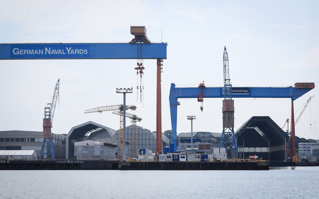 Zwei Kräne und mehrere Schiffbauhallen in Kiel.