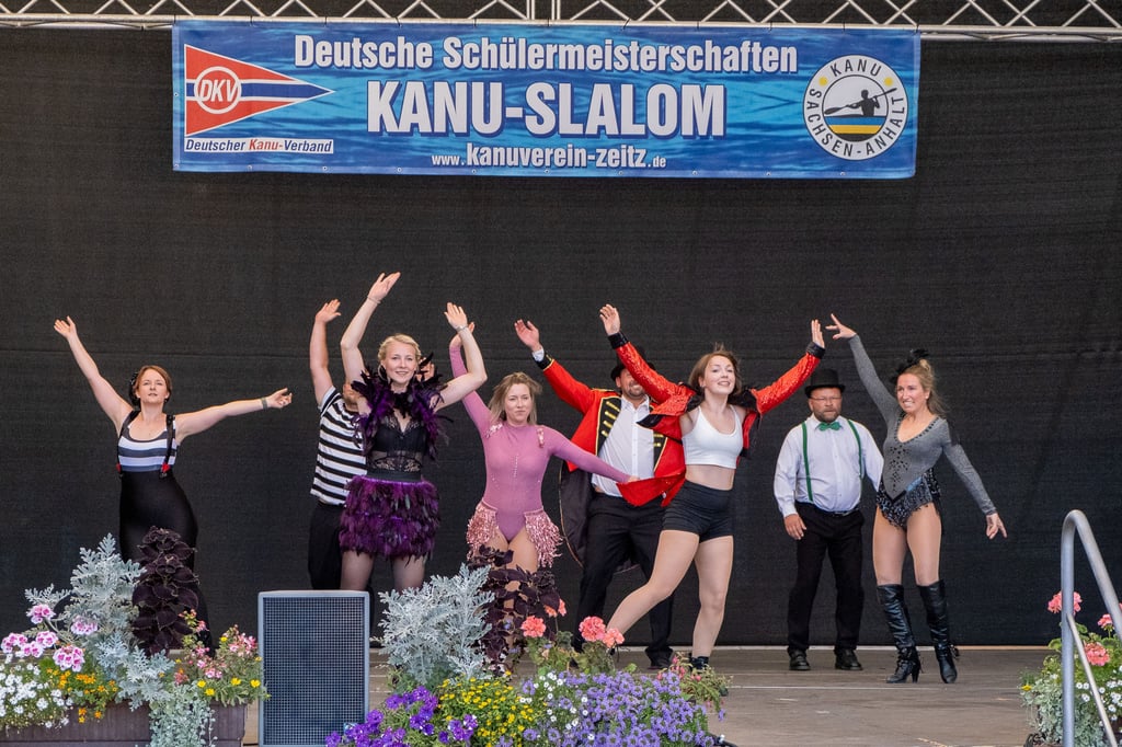 Showtänzerinnen und -tänzer des Bornitzer Karnevalklubs