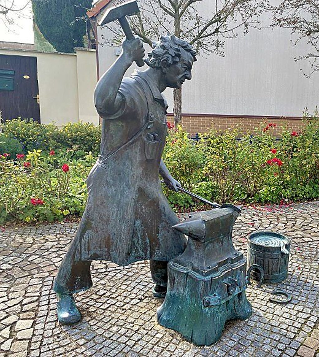 Der Schmied erinnert an die Handwerkstradition in Barleben.
