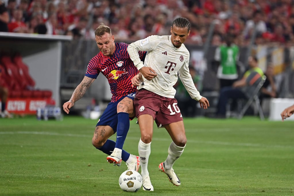 Leroy Sané im Duell mit David Raum.