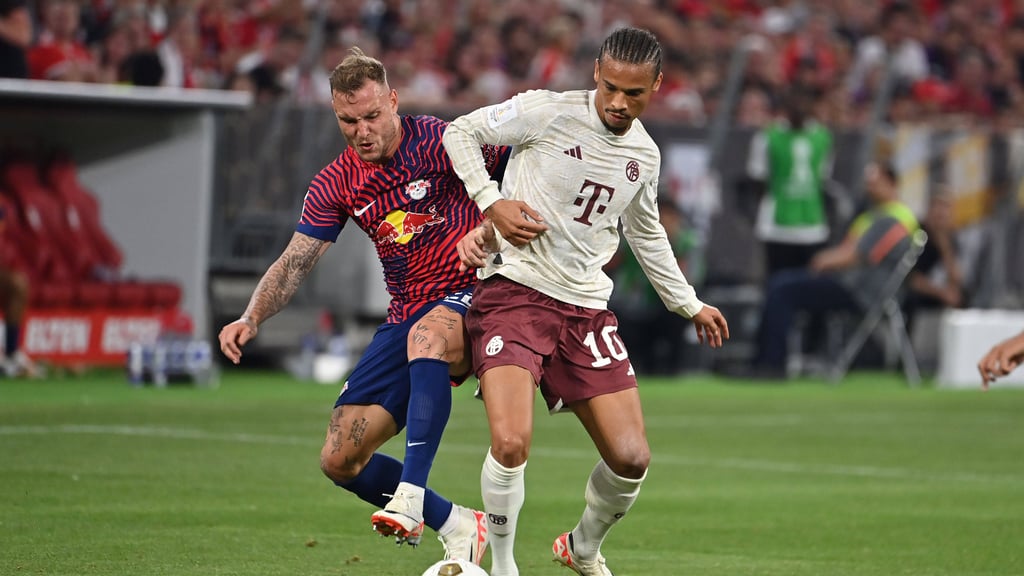 Leroy Sané im Duell mit David Raum.
