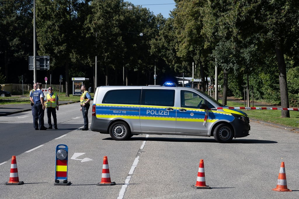 Ein Einsatzfahrzeug der Polizei sperrt eine Zufahrtsstraße ab.
