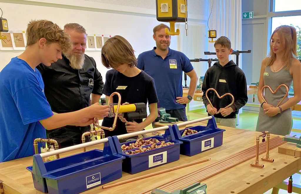 Schüler der drei neunten Klassen der Gardelegener Sekundarschule Karl Marx lernten die Vielseitigkeit des Ausbildungsberufes Sanitär-, Heizung-, Klima-Anlagentechniker kennen. Unter anderem wurden Herzen aus Kupferrohr gebogen.