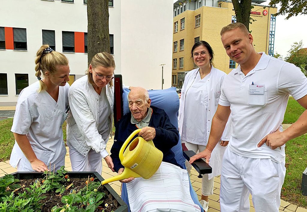Wasser für die Pflanzen: Patient Horst Naumann ist dankbar, aktiv draußen wieder in Bewegung zu kommen.