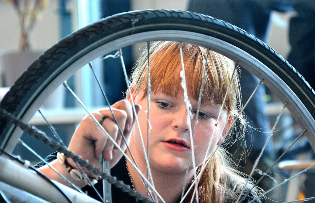 Rosalie Buchschatz werkelt nicht nur im Technikunterricht der Schülerfirma "Gutbikes" am Fahrrad, auch ihr eigenes Rad repariert sie selbst, wenn es nötig ist.