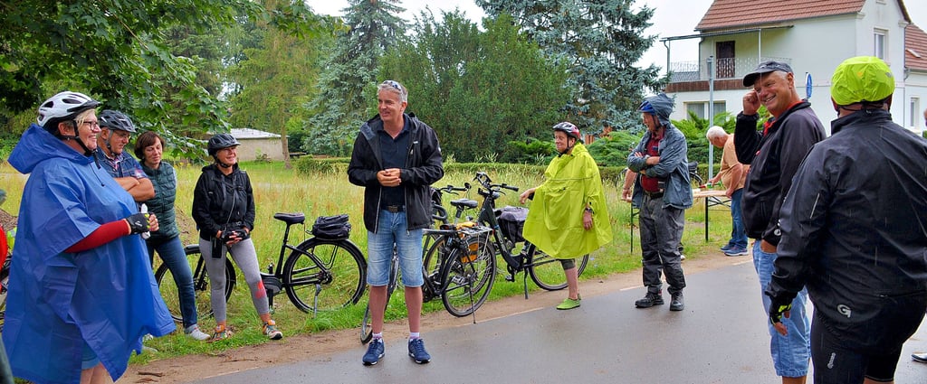 Bei einer verregneten Radtour wurde in Neuermark-Lübars der neu geschaffene Radweg nach Hohengöhren Ende Juli von Bürgermeister Jens Meiering offiziell eingeweiht - vorerst kann er aber vom Bauhof noch nicht gepflegt werden. Erste dornige Brombeerranken wuchern schon am Wegrand.