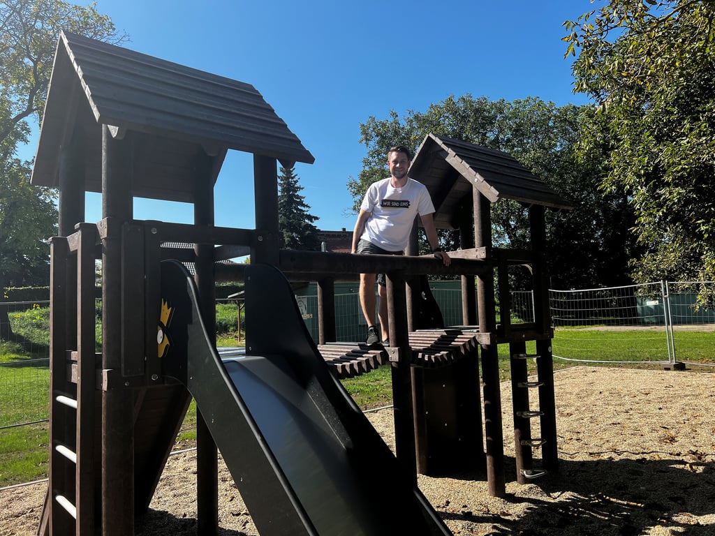 Fabian Kloss ist das erste Mal auf dem Spielplatz, der aus recycelten Materialien hergestellt ist und sich optisch in die Umgebung einpasst.