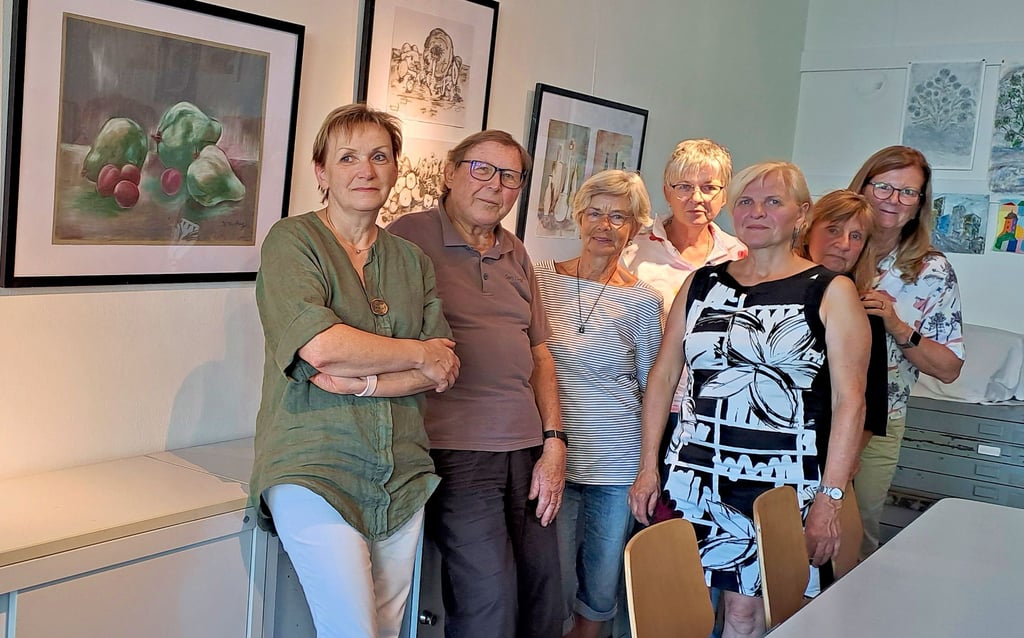 Renate Sonntag (vorn) vor ihren Bildern: Mitglieder des Kunstvereins haben die Ausstellung anlässlich ihres runden Geburtstages eröffnet.