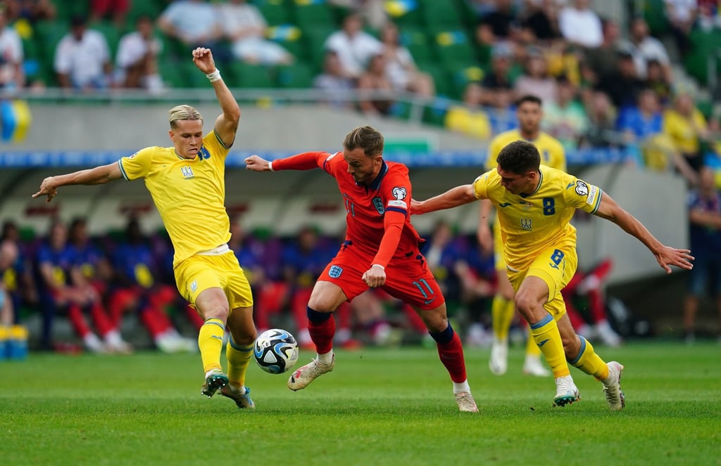 Englands James Maddison (M) wird gleich von zwei Ukrainern bedrängt.