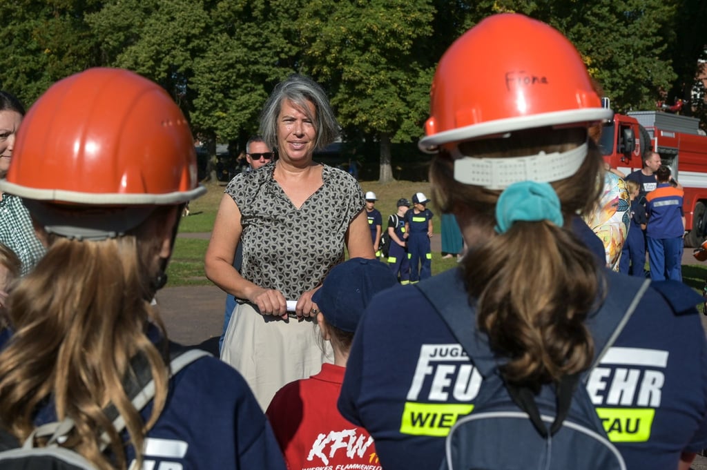 Tamara Zieschang (CDU), Sachsen-Anhalts Ministerin für Inneres und Sport, spricht zum "Tag der Feuerwehr" mit dem Nachwuchs für die Wehren.