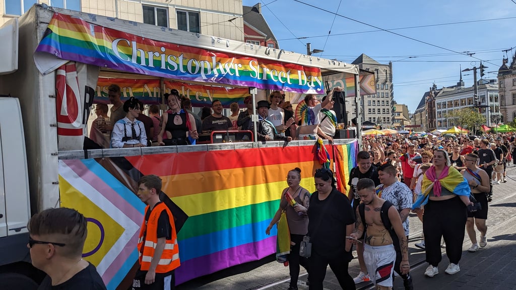 Beim Christopher Street Day in Halle sind am Samstag Tausende Menschen durch die Stadt gezogen