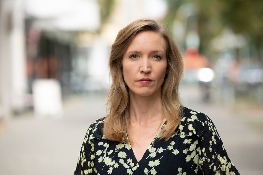 Im Vorfeld eines Treffens mit Journalisten stellt sich Ottilie Klein.