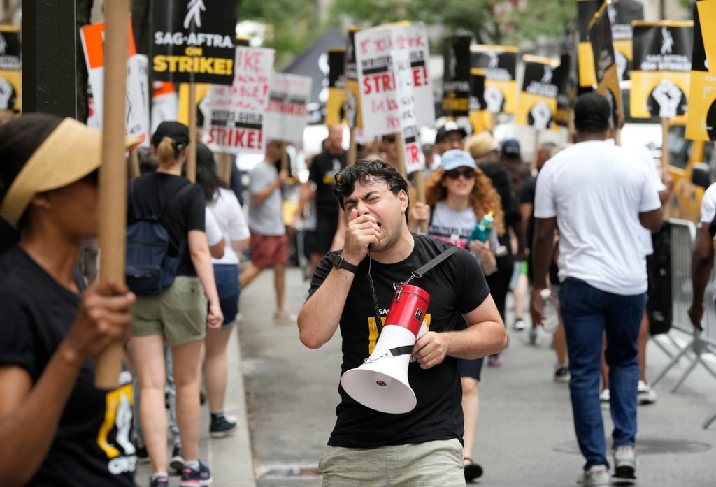 Streikende vor dem NBC-Hauptquartier im New Yorker Rockefeller Center.