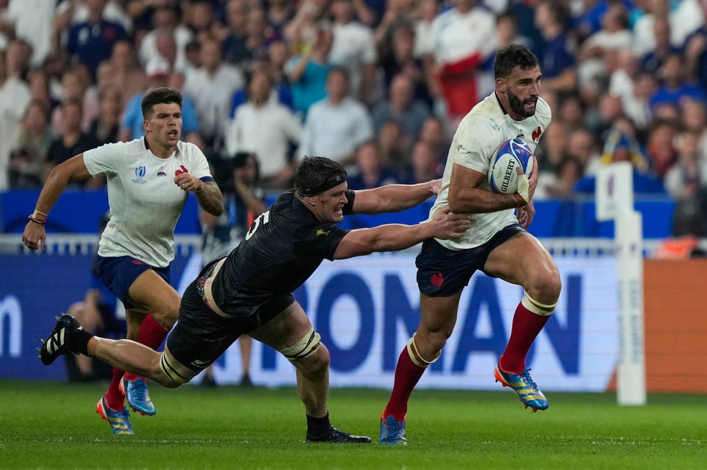 Die Franzosen um Charles Ollivon (r) gewannen zum Auftakt der Rugby-Weltmeisterschaft.