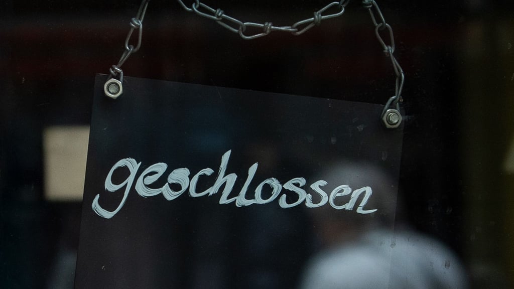 An einem Café hängt ein Schild mit der Aufschrift „geschlossen“.