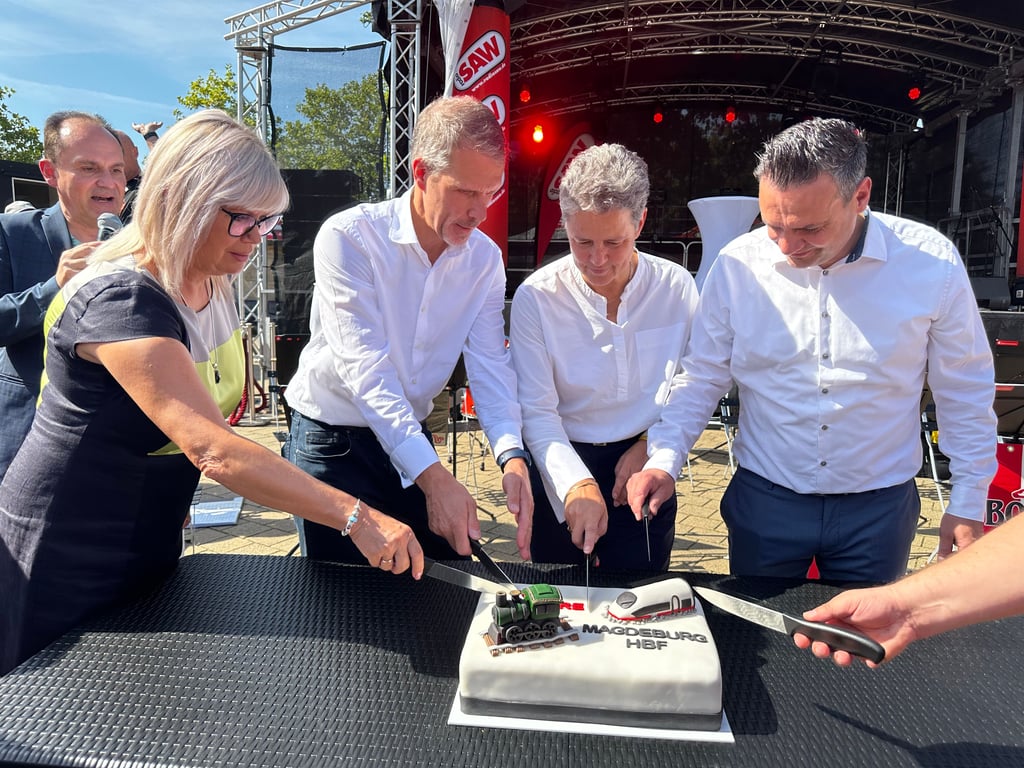 Schnitten die Geburtstagstorte zum 150-jährigen Bestehen des Magdeburger Hauptbahnhofes an (von links): Magdeburgs Oberbürgermeisterin Simone Borris, Martin Walden (Konzernbevollmächtigter der Deutschen Bahn für Sachsen, Sachsen-Anhalt und Thüringen), Sachsen-Anhalts Infrastrukturministerin Lydia Hüskens und Bahnhofsmanager Danny Derbe.