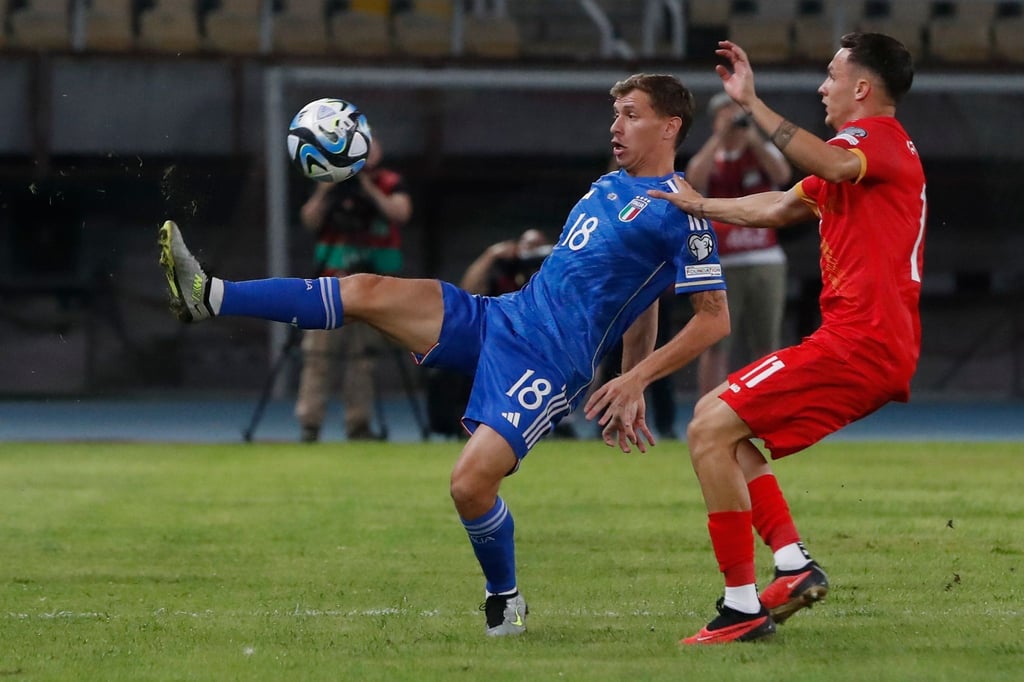 Italiens Nicolo Barella (l) und Jani Atanasov aus Nordmazedonien kämpfen um den Ball.