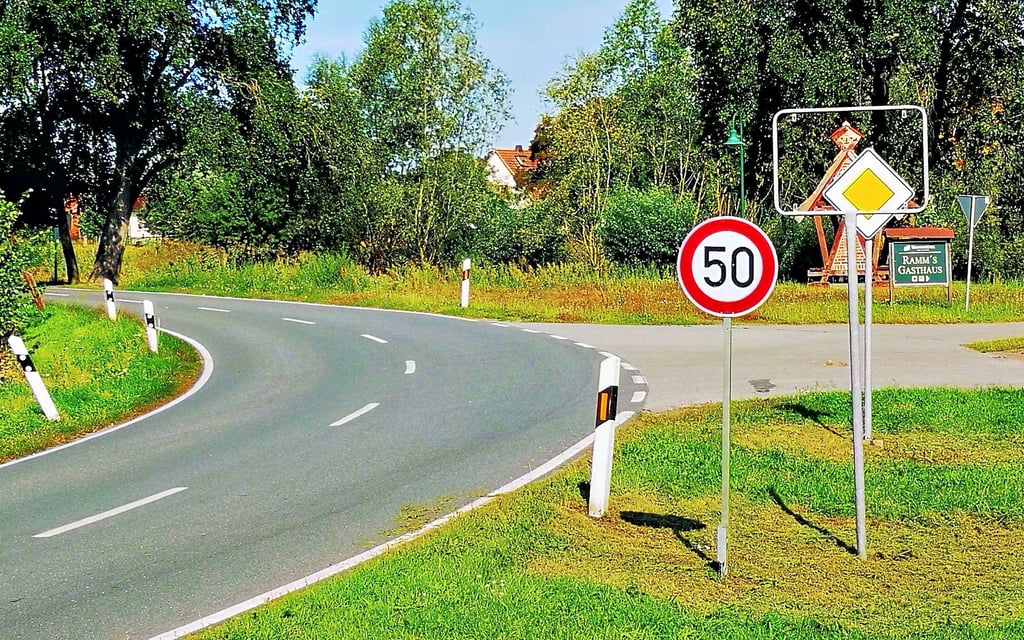 In welchen Ort geht’s hier hinein? In Kuhlhausen fehlt seit dem Pferdemarkt das Ortseingangsschild. So wie hier hat die Straßenmeisterei auch am Ortseingang von Havelberg ein 50er-Schild aufgestellt, bis die neuen Ortsschilder da sind.