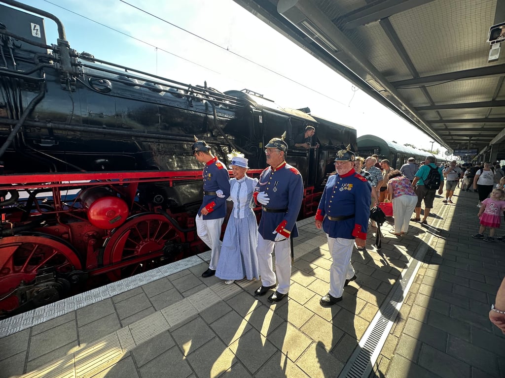 In historischen Kostümen waren auch Mitglieder des Sanierungsvereins Ravelin 2 zum Bahnhofsfest Magdeburg gekommen. Die Festungsanlage feiert in diesem Jahr ebenso 150-jähriges Bestehen. Das soll am Sonntag (10. September 2023) begangen werden.