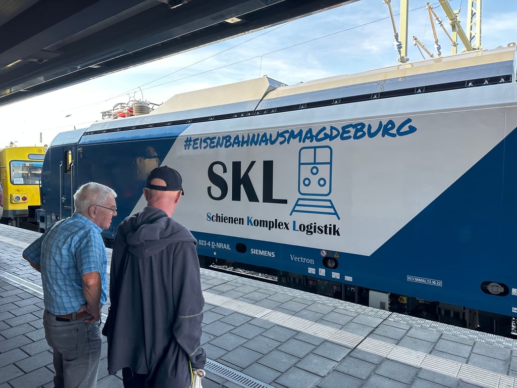 Auf Bahnsteig 6 sind mehrere Züge ausgestellt beim Bahnhofsfest in Magdeburg