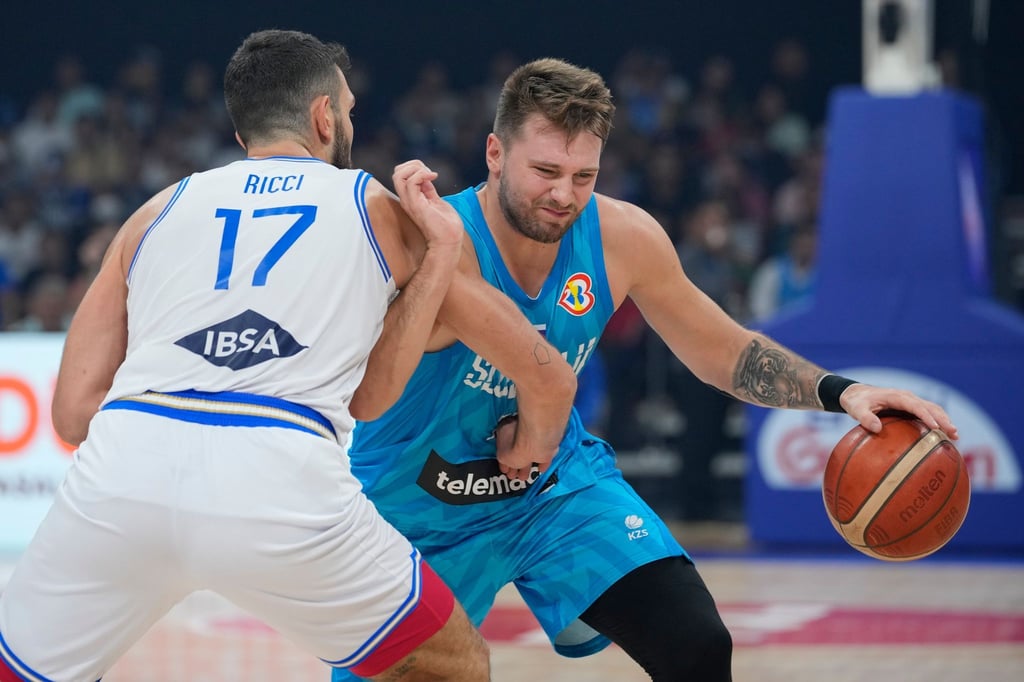 Luka Doncic führte Slowenien (r) zum Sieg im Spiel um WM-Platz sieben.