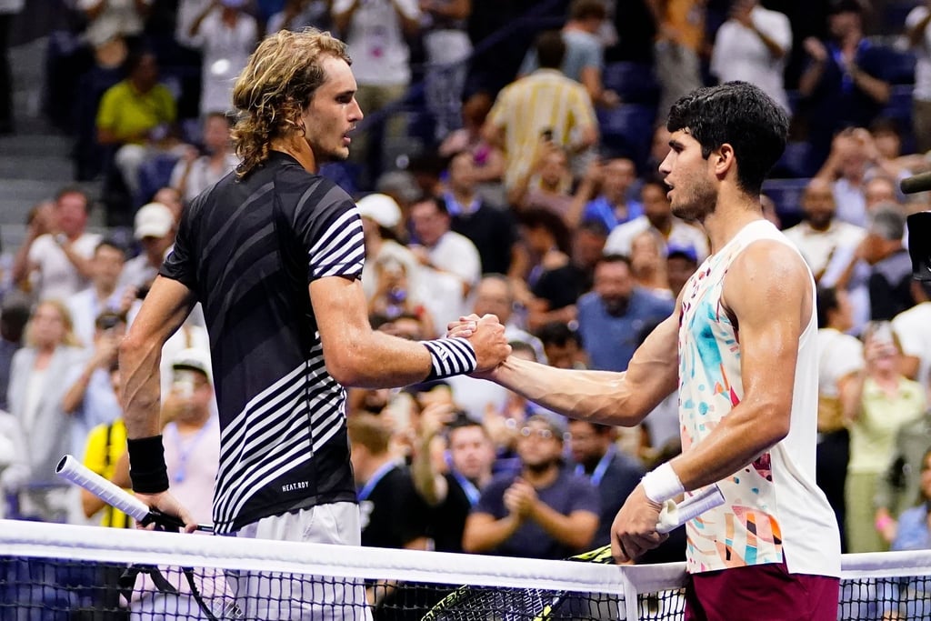 Alexander Zverev (l) gratuliert Carlos Alcaraz zum Sieg.