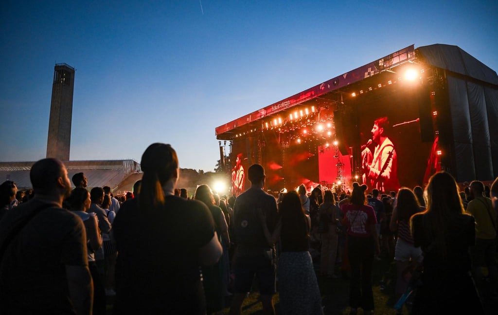 Besucher sehen sich Lollapalooza Festival Berlin auf dem Gelände des Olympiastadions den Auftritt der britischen Band Mumford & Sons an.