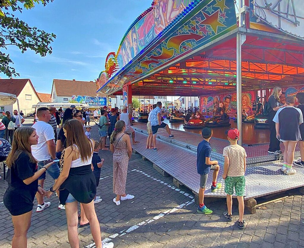Kinder und Jugendliche hatten besonders viel Spaß beim Autoscooter und Karussell fahren auf dem Marktplatz.