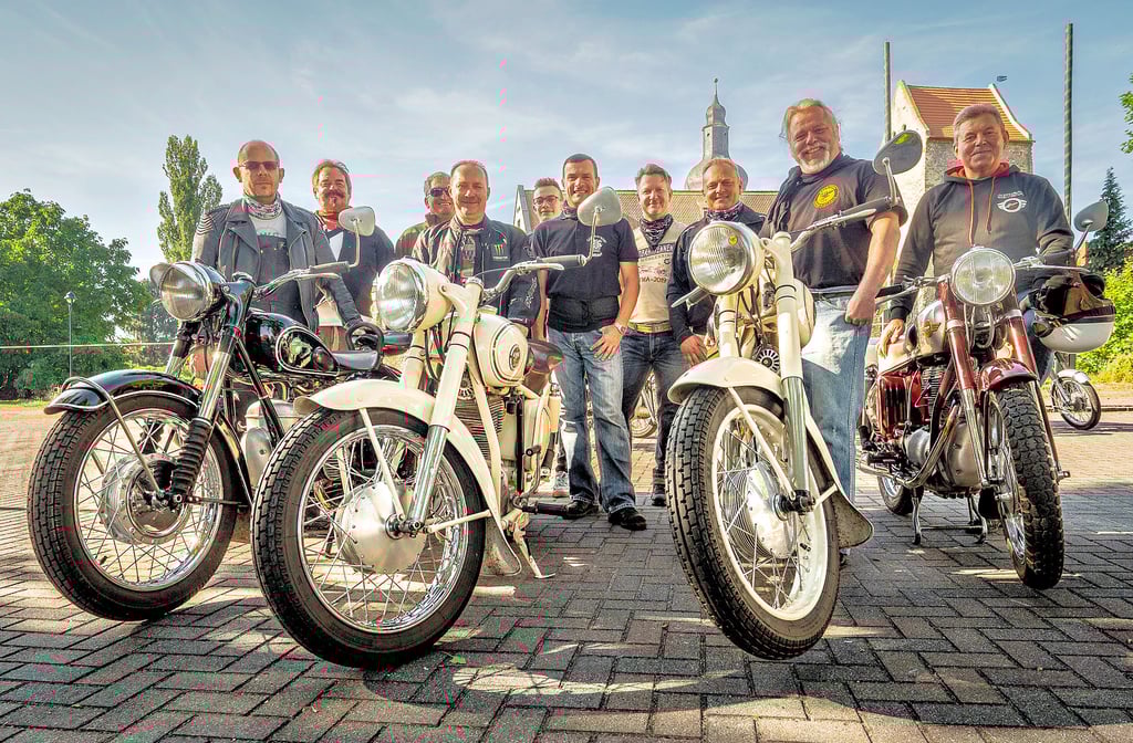 Zu ihrer jährlichen Ausfahrt haben sie sich Sonnabendfrüh direkt vor Gommerns Wahrzeichen, der Wasserburg, Oldtimerfreunde getroffen.