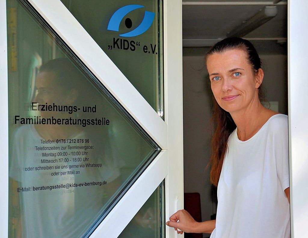 Wer Beratungsbedarf und Hilfe bei Problemen in Sachen Erziehung und Familie sucht, ist bei Juliane Redlich und ihrem Team vom Kids e.V. richtig. Die neue Beratungsstelle im Jugend- und Bürgerhaus wird auch beim Tag der offenen Tür hier in Staßfurt-Nord diesen Sonnabend mit ihrer mobilen Holzwerkstatt dabei sein.